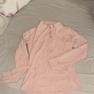  Lululemon define jacket - Hej, intresse kollar min lululemon define jacket. Den är i ljusrosa och fått som födelsedagspresent. I storlek 8 vet helt ärligt inte vad den motsvarar i eu men passar mig perfekt som har eu 38. Vill dock ha den tajtare därför tänkte jag sälja den. 🫶🏻