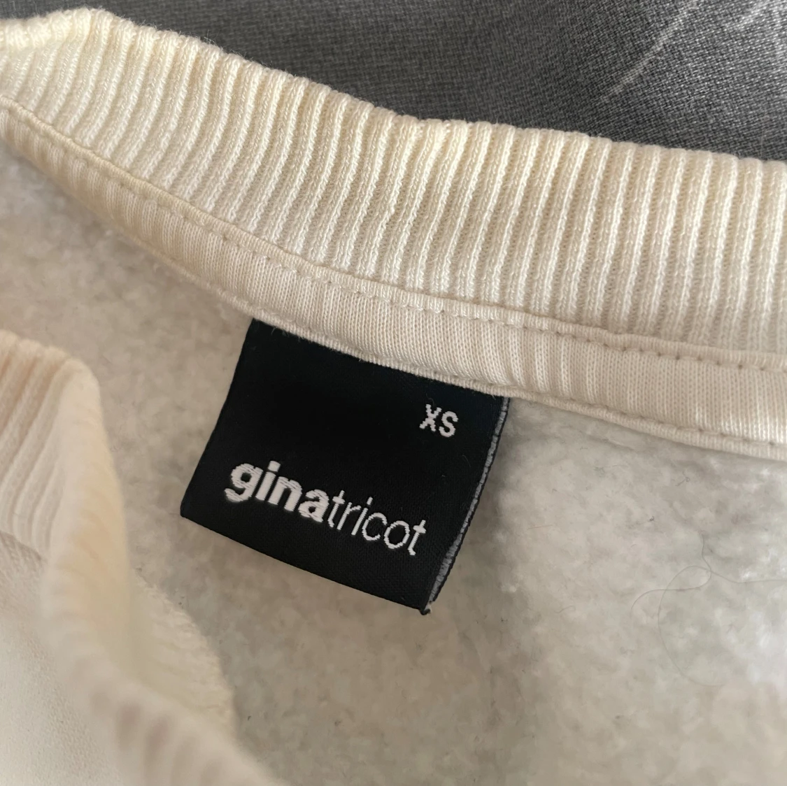 Vit sweatshirt från Gina Tricot - 91