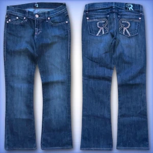 Rock & Republic jeans  - Ett par jätte fina lågmidjade, bootcut Rock & Republic jeans i ett fint skick! Med fina bakfickor designade med rhinestones💙 (Smått uppsydda)