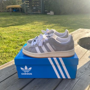 Adidas campus 00 - Kommer ej till användning. Skorna har några defekter som till exempel hål i baksidan av insidan(syns på bild) och lite lätt smuts. Alla tillbehör som visas i bilderna tillkommer! Skriv gärna om ni vill ha fler bilder eller svar❤️ Pris är diskuterbart😊