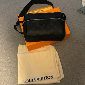 Louis Vuitton Messenger Bag - Tjenare! Säljer nu min grymt feta svarta LV Messenger bag! Har låda osv ganska använd Vet ej pris så skriver bara nåt sålänge