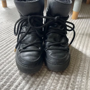 Inuikki skor  - Säljer mina fina inuikki skor har haft dom en vinter och de är lite slitna därav priset fråga för mer bilder eller info de är i storlek 37-38. De är i läder och inte mocka därför är de lite mer tåliga på vintern i slask och regn väder ❣️