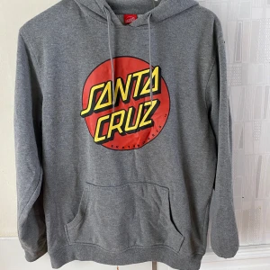 Unisex hoodie - Bra skick, nån tråd som hänger löst bara, syns på sista bilden