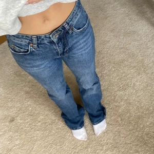 Jeans - Snygga gina jeans som knappt är använda. Storlek 32