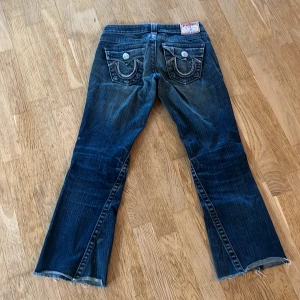 Säljer ett par true religion jeans som är jätte fina men som är för små och inte kommer till användning längre eftersom det inte är min stil - Väldigt bekväma 