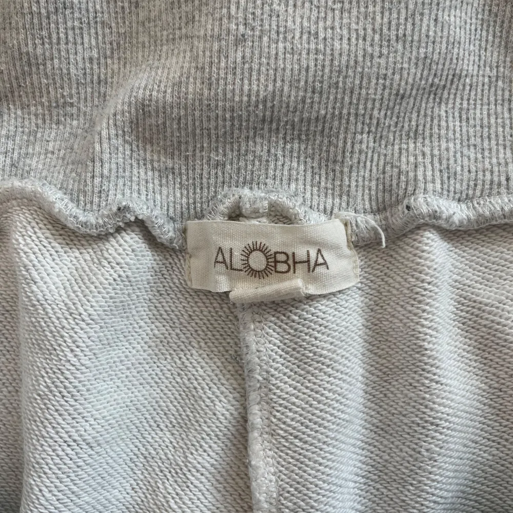 Mjukisbyxor från alobha label Lågmidjade, långa och vida i benen Strl M, något korta på mig som är 180 Liten slitning på insida lår men inget som syns vid användning🥰 (Skrynkliga på bilderna). Jeans & Byxor.