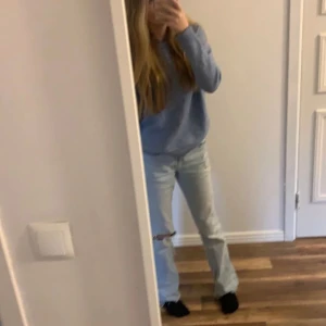 Ljusblåa jeans med hål - Använt mycket men inget fel på dem