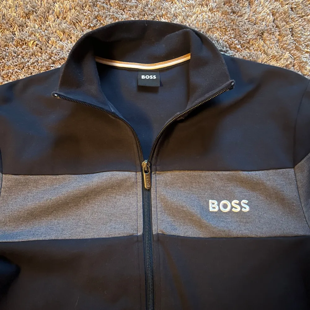 Säljer just nu denna feta full-zip tröja från Hugo boss pågrund av att det används aldrig, har dock inget kvitto men vill minnas att jag köpte den från Zalando. Den är i nyskick har använda 1-2 gånger. Hör av dig vid funderingar och frågor!. Hoodies.