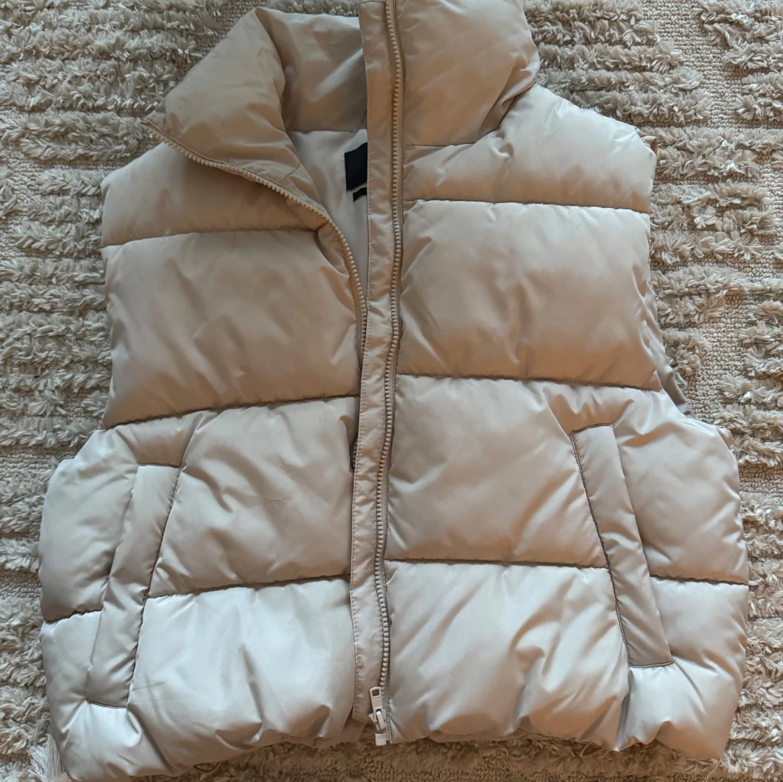 Beige dunväst från Bik Bok