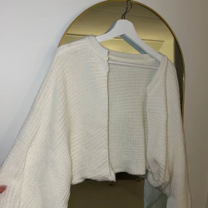 Stickad  - Vit stickad kroppad tröja 