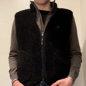J.Lindeberg Fleece Vest - Stilren fleece vest från J.Lindeberg. Är köpt för 1 månad sedan men har inte kommit till användning. Skicket är 10/10