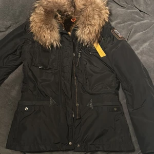 Parajumpers jacka  - En jättefin parajumpers denali jacka i storlek small. Lite använd och ser ut som nu förutom att remmarna är lite slitna. Annars felfri. 