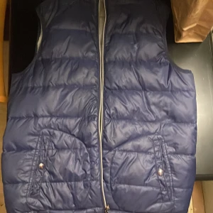 Ralph lauren väst - Ralph lauren väst i bra skicka den är två färgad så du kan vända ut och in på den och ha den med antingen marinblå eller grå