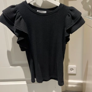 Topp med volangärm - En topp från zara med valang på ärmarna 