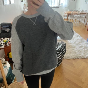 Grå tjocktröja - Grå tröja från Weekday. Fleece på magen. Bra skick!