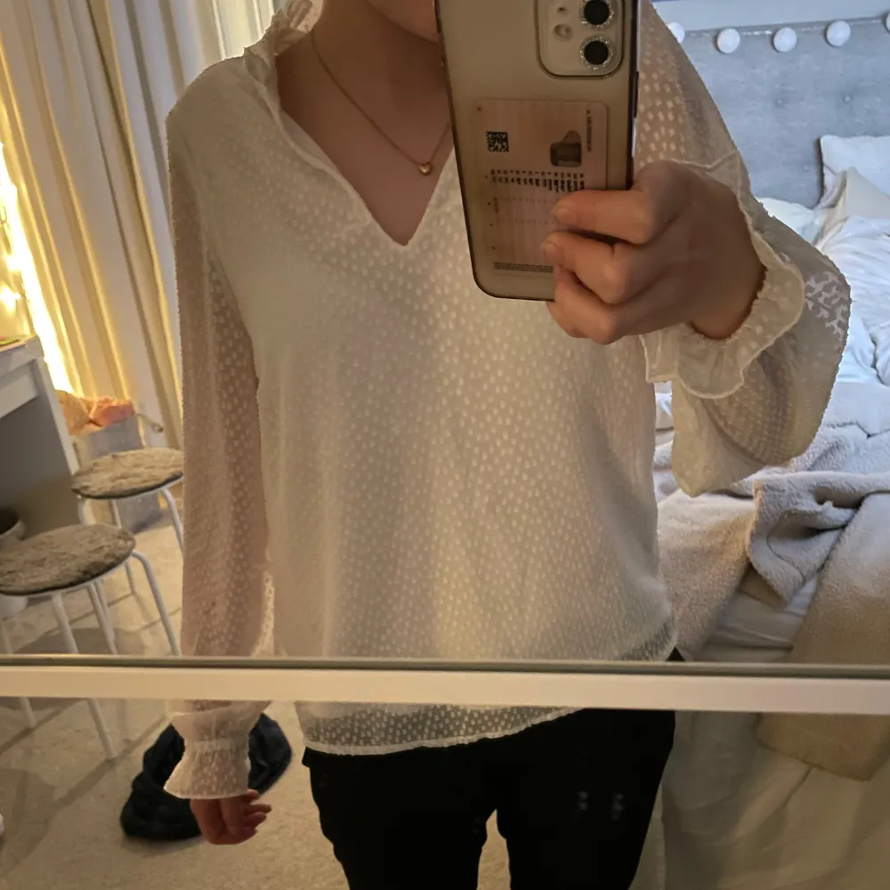 Säljer min blus från Vero Moda i storlek xs men passar s också! Använd 1 gång och har inga defekter.. Tröjor & Koftor.