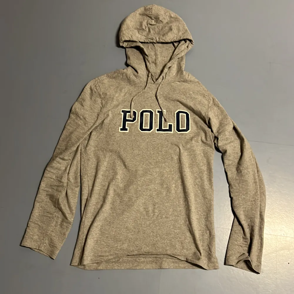 Tja säljer nu en riktigt snygg Ralph lauren hoodie i storlek s och i färgen grå. Hoodien är i ett fint skick utan några defekter som hål eller fläckar. Nypris 1395kr mitt pris 399kr. Hör av dig vid frågor eller funderingar! Pris ej hugget i sten!. Hoodies.