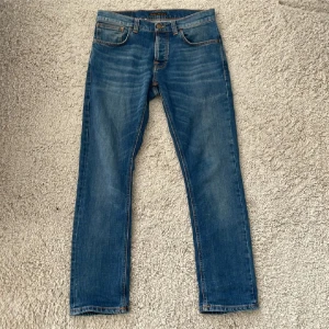Nudie jeans  - Säljer ett par feta grim tims. Jeansen är i perfekt skick. Tveka inte att höra av vid frågor.