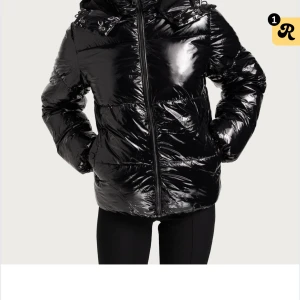 Vinterjacka  - Vinterjacka från Nelly i storlek s. Använd en vinter men inget man ser. Dock är de ett hål i fickan men inget man ser utanpå💕 skriv om ni har några frågor🤗