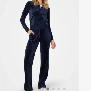 Mjukisset - Juciy couture set köp här på plick❣️fortfarande i fint skick🌸jag har sytt upp byxorna så de passar om man är 158-160cm