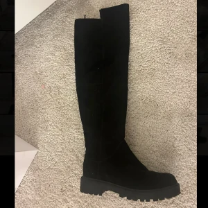Svarta boots!! - Säljer mina svarta boots🙌🏽🍂🍁 Så himla fina och perfekta till hösten! Knappt använda!