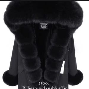 Vinterkappa med päls - Den varmaste jackan jag har ägt, älskar den men tröttnat på den. OBS finns inga armpuffar! Hela är i äkta päls. Jackan kallas även för Fatima Parka