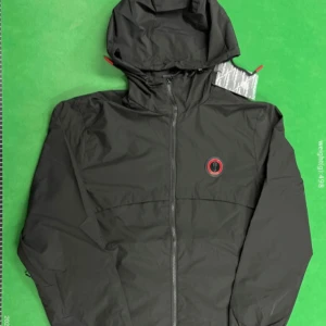 Trapstar jacka - Säljet min svart/röda trapstar jacka. Den är storlek L men passar även som M. Skick 8/10 eftersom jag inte har använt den mycket. Priset kan diskuteras 