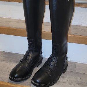 Ridstövlar barn  - Säljer mina ridstövlar, använda ca 2 gånger. Säljes pga av att de är för små, köotes på gbg horse show flr 900 så säljer för 400. De har ett litet hål bredvidid dragkedjan och ett litet märke på den andra stöveln men inget som märks, lite breda 