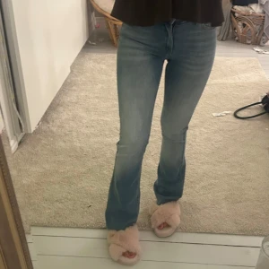 Blå Bootcut jeans only! - Superfina helt nya jeans från only! Perfekt ljus jeansfärg🩵 midwaist och passar mig som är 160 lång! Helt nya!