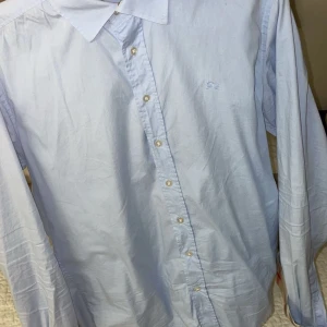 Burberry skjorta  - Burberry skjorta i nästan perfekt skick, storlek L och en väldigt sälsynt färg, hör av er om ni är intresserade.