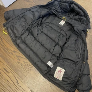 Fjällräven down lite - Helt ny fjällräven köpt förra våren så väldigt sparsamt använd. Inga märken eller revor. Snabb affär = bättre pris.