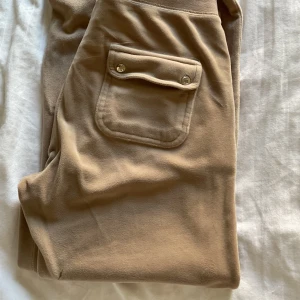 Juicy Couture Byxor - Juicy Couture byxor i beige Väl använda Finns några fimp märken på de Lågt pris vid snabb affär