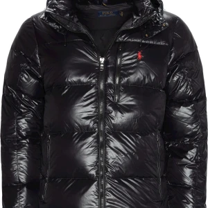 Ralph lauren The Gorham Glossed Down Jacket - Helt ny fick den i present men det var ej den jag ville ha . Jackan kostar 6 095 kr i original pris. Kan mötas upp i Västerås 