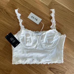 Korsettopp - Superfin strechig korsettopp från nakd som är ny med lappar kvar 