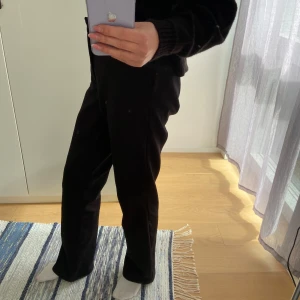 Vilma kostymbyxor  - Innersöm 82cm Svarta kostymbyxor från Bikbok i storlek 38. Använd fåtal gånger så storleken var för stor för mig. Bra skick på byxorna och inga skador.  Är tvättad innan försäljning 