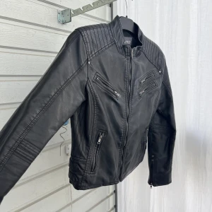  Vintage skinnjacka -  Vintage skinnjacka  från 2000-talet