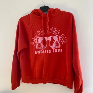 Hoodie röd - Röd hoodie från Gina tricot