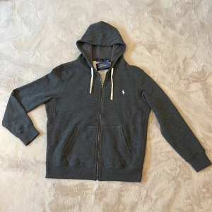 Sprillans ny Ralph lauren zip (mörkgrå)  - BYTE KÖP INTE|Ralph lauren zip| Färgen mörkgrå|. |nypris runt 2,5k mitt pris 899kr| Sprillans ny me tags kvar| Hör av dig vid funderingar| Använd gärna ”köp nu”| Mvh Malte!