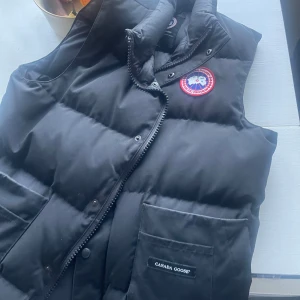 Canada Goose Väst - Svart väst, svin skön nu till vintern hör av er för mer frågor!