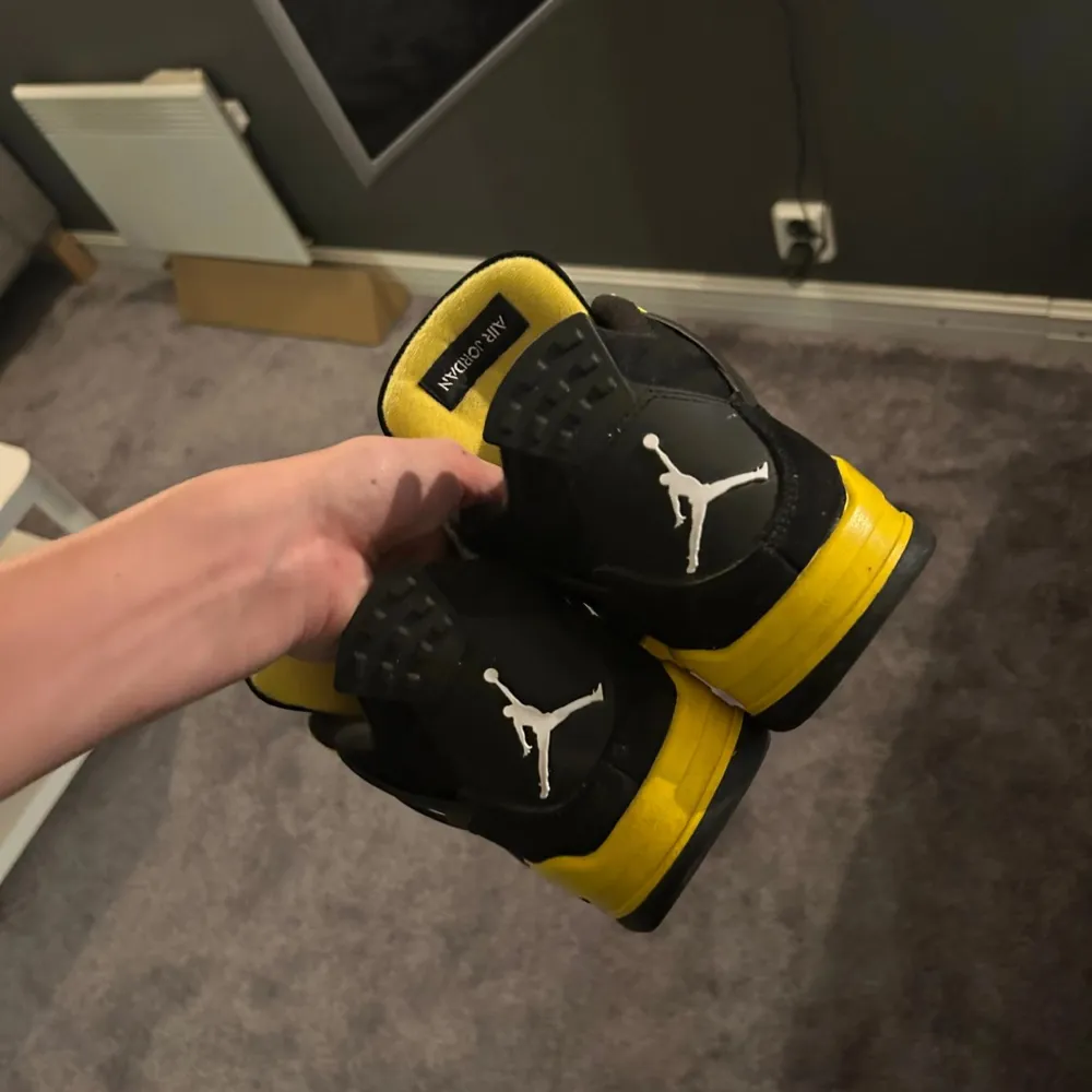 Säljer nu mina as feta jordan 4s. Skick 9/10. Köpte mina för ca 3500kr, säljer dem för 1200 (pris går att diskutera) hör av er om ni har några funderingar eller vill ha fler bilder! Självklart äkta!. Skor.