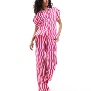 Oanvänt set  - Ett helt oanvänt set från Mango med prislapparna kvar. Stl L i skjortan och XL i byxan. Köptes i juli 2024 och har hängt i garderoben sedan dess.