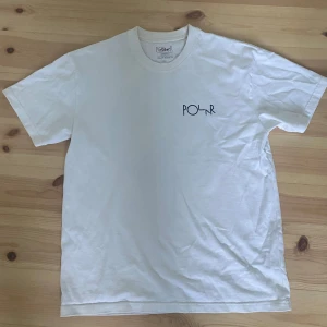 Polar skate co T-shirt - En vit polar t shirt med tryck på ryggen. Den är använd fåtals gånger och har inga slitningar. 