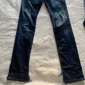 Tommy jeans - Innerbenslängd- 84 Midjemått-37,5 Klippt nedre delen av jeansen.