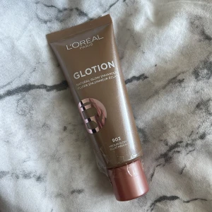 L'Oréal Paris Glotion -  L'Oréal Paris Glotion i färg 903 Medium Glow. perfekt för att ge huden en naturlig lyster och fräsch look. Är oöppnad tryck på köp nu direkt💕