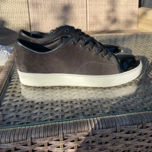 Lanvin captoe - Säljer nu mina svart/mörkbruna lanvins. Skorna är uk 8 vilket passar storlek 43-44. Hör av er vid funderingar✌️