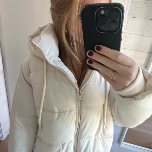 Vinterjacka - Jättefin krämvit jacka från zara som är perfekt till vintern. Den är helt oanvänd. Skriv gärna innan då jag är lite osäker på om jag vill sälja.💗