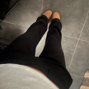 Nya Alobha kostymbyxor - Säljer mina helt nya Alobha kostymbyxor med lappen kvar. Säljer då jag har dubbletter. Är storlek XS men är stora i storleken, så är snarare storlek S. Byxorna är långa i benen, jag är 168 och det är lite för långa. Nypris: 799kr 💕