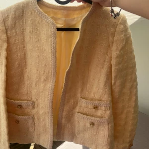 Beige kavaj - Handgjord. Köpt i Paris, aldrig använd. Small/extra small. 