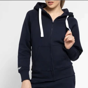 Russemerch hoodie - Säljer min jättefina navy Russemerch hoodie då den tyvärr var för liten, endast prövad och därav priset. 