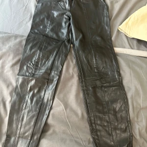 Läder byxor från H&M  - Svart läder byxor från H&M 